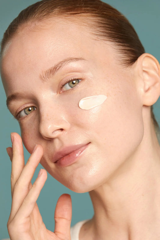 Skin Tint Essence: Tinte ligero con protección UV y luminosidad natural