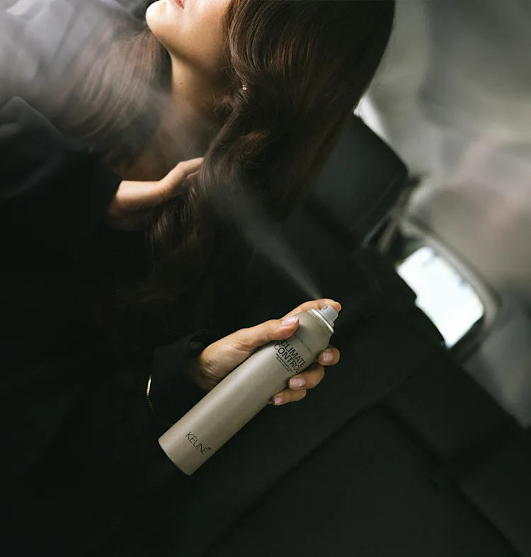 Bruma protectora aportando acabado natural y protección térmica al cabello
