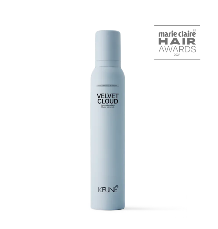  peinado con volumen intenso y fijación duradera usando espuma ligera Velvet Cloud de Keune en Olashop