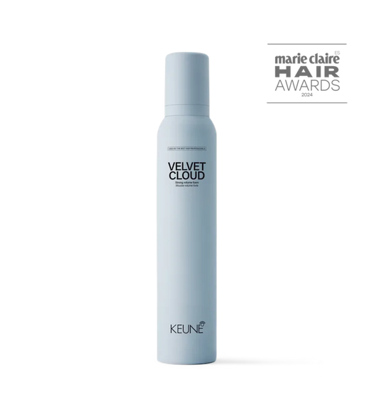  peinado con volumen intenso y fijación duradera usando espuma ligera Velvet Cloud de Keune en Olashop
