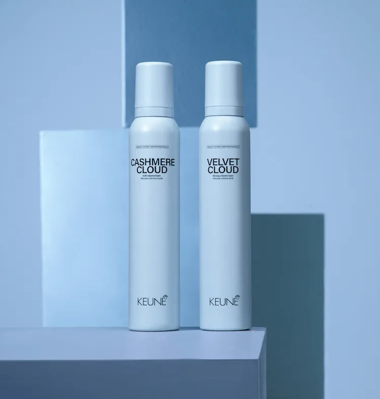 Cabello con movimiento natural y brillo tras aplicar espuma de volumen fuerte Velvet Cloud de Keune en Olashop
