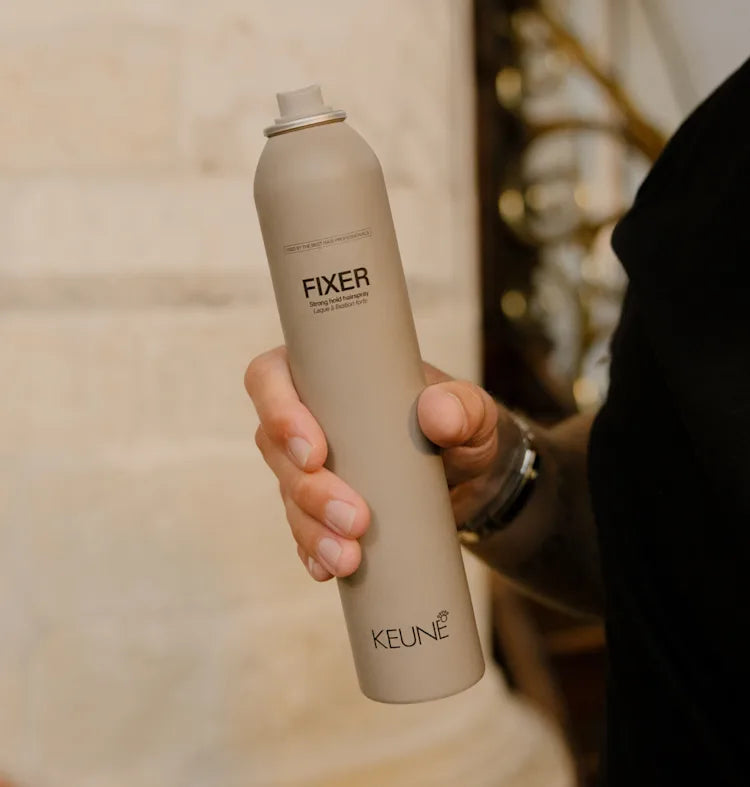 Peinado estructurado y resistente a la humedad gracias a spray de fijación fuerte