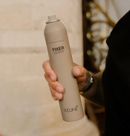 Peinado estructurado y resistente a la humedad gracias a spray de fijación fuerte