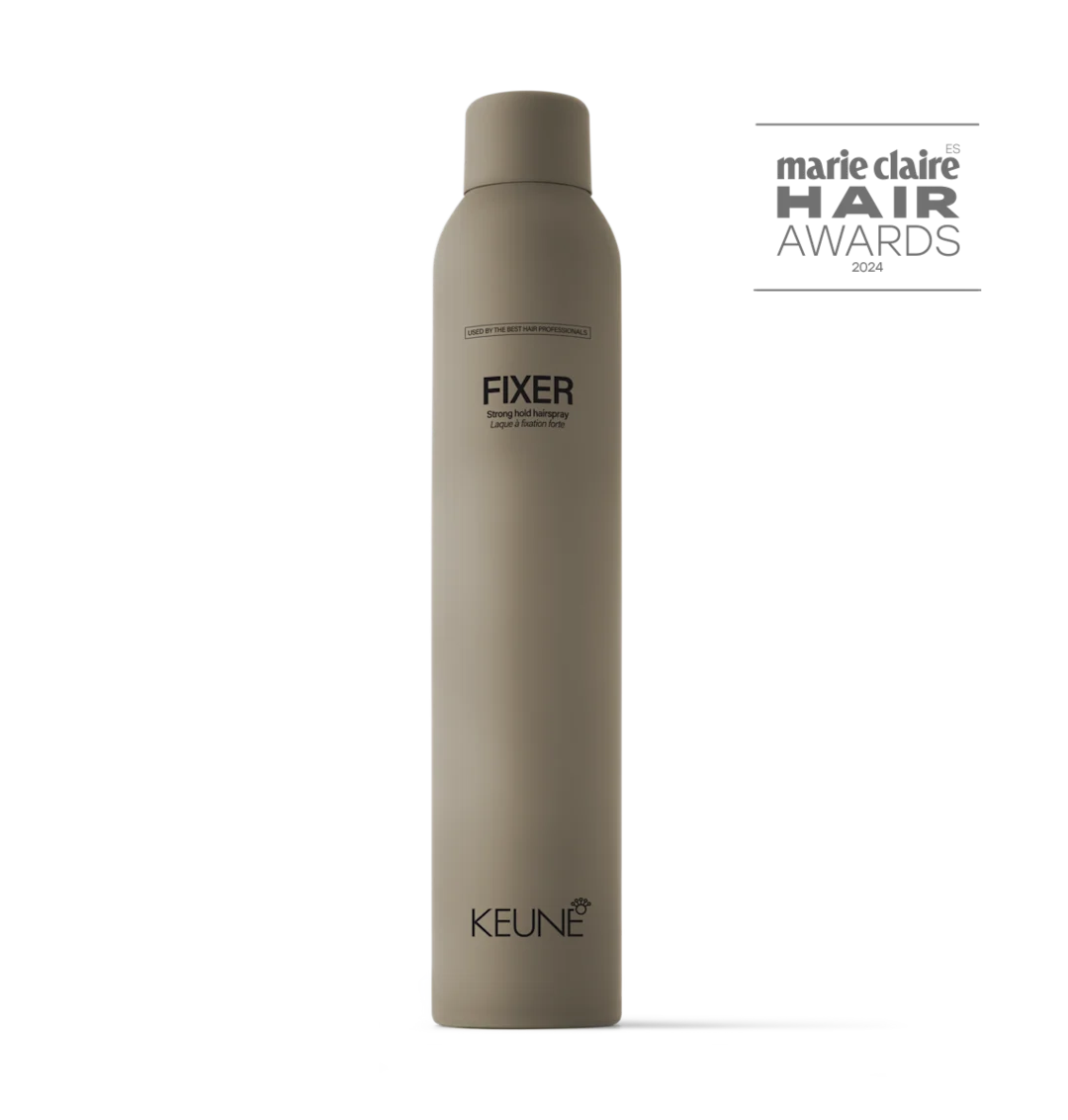 cabello con brillo natural y sin frizz tras usar Fixer spray fijador