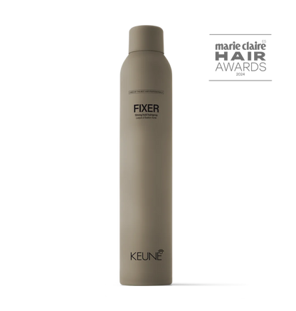 cabello con brillo natural y sin frizz tras usar Fixer spray fijador