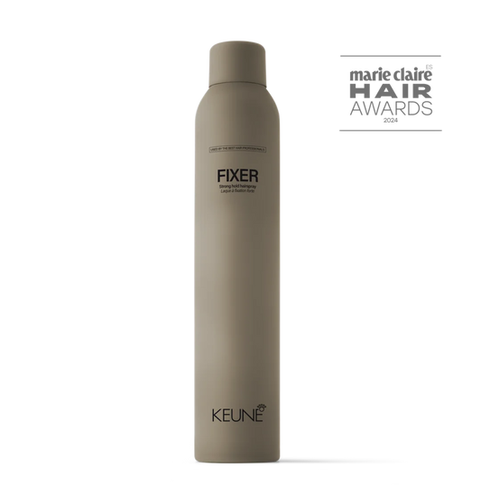 cabello con brillo natural y sin frizz tras usar Fixer spray fijador