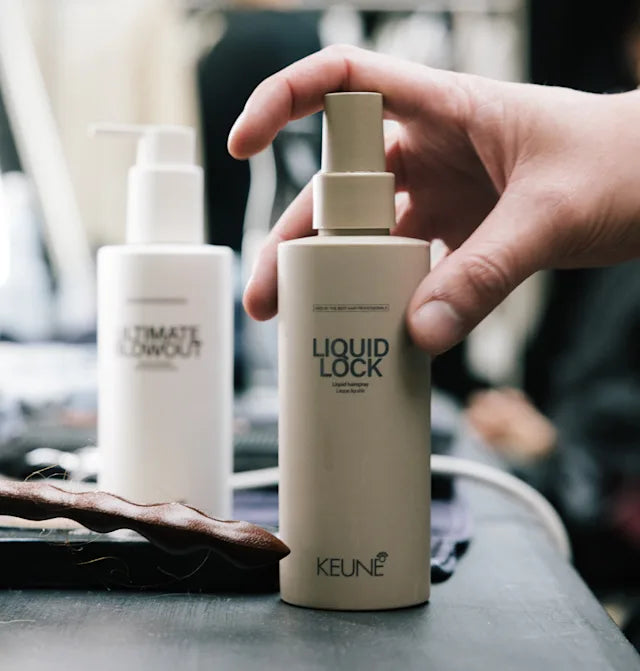 aplicación de spray líquido para fijación duradera y acabado flexible
