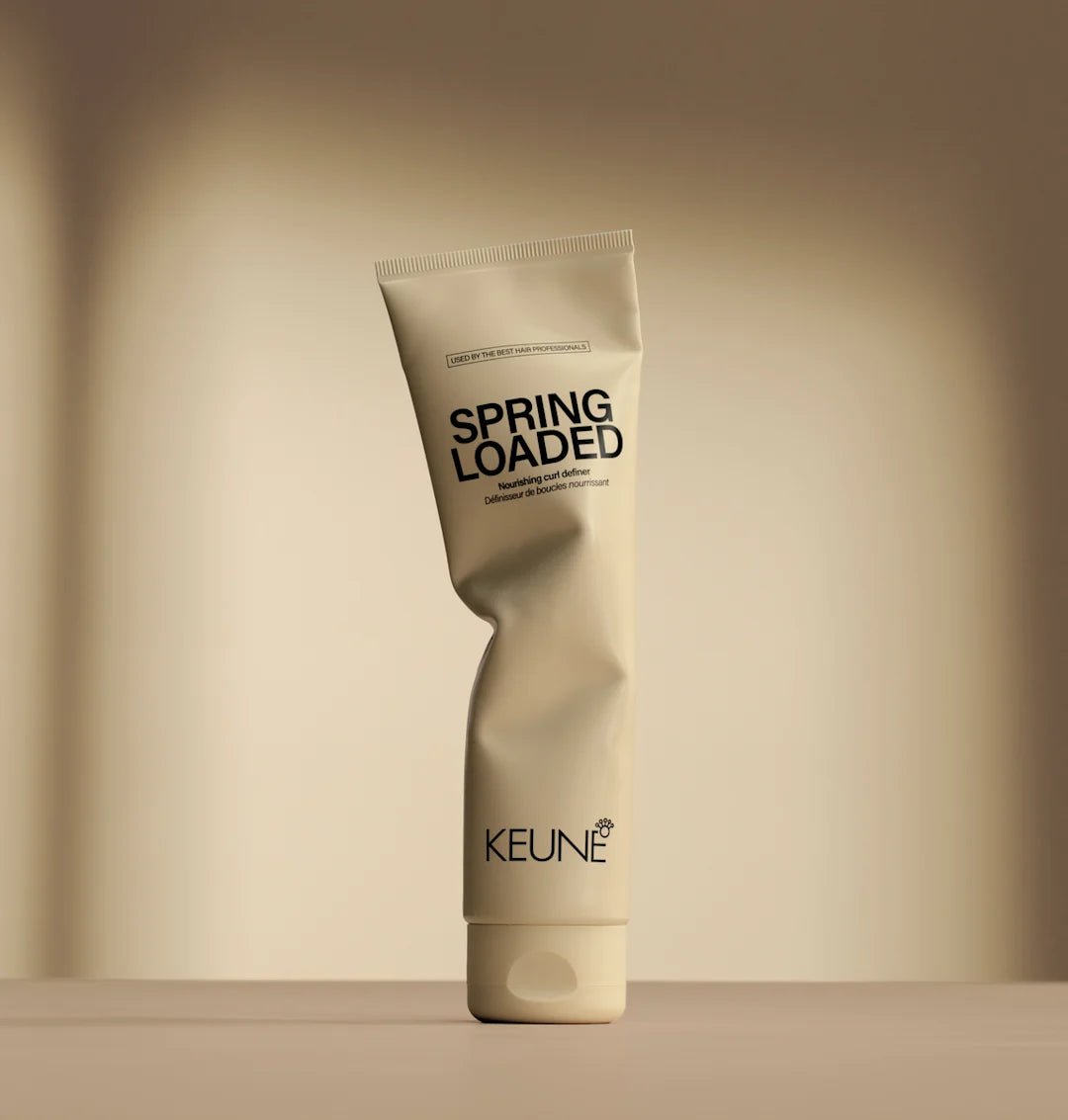 Cabello rizado nutrido y elástico tras usar gel con pantenol y aceite de coco