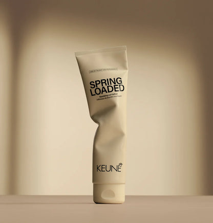 Cabello rizado nutrido y elástico tras usar gel con pantenol y aceite de coco