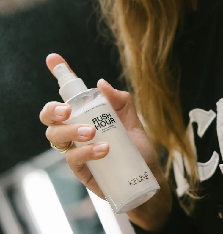 cabello fuerte y con cuerpo tras usar spray de secado exprés