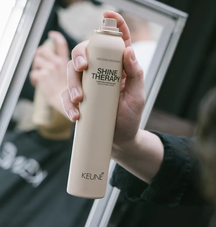 cabello luminoso y sin frizz tras usar spray de brillo Shine Therapy  de Keune en Olashop