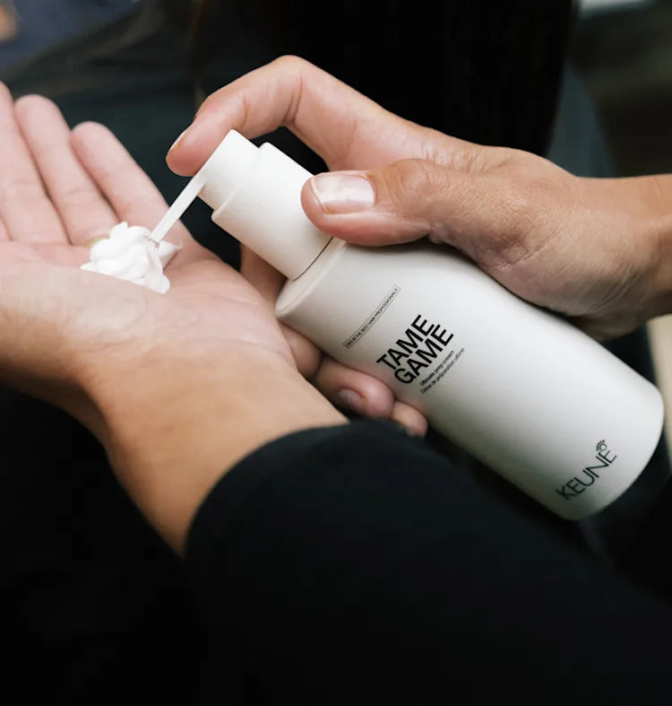 cabello sedoso y brillante tras usar crema de preparación Tame Game