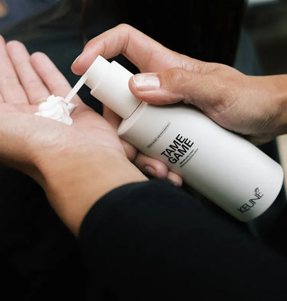 cabello sedoso y brillante tras usar crema de preparación Tame Game