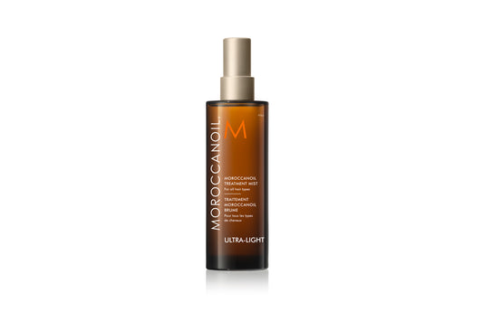 Tratamiento Moroccanoil en spray aplicado en medios y puntas para brillo y anti-frizz