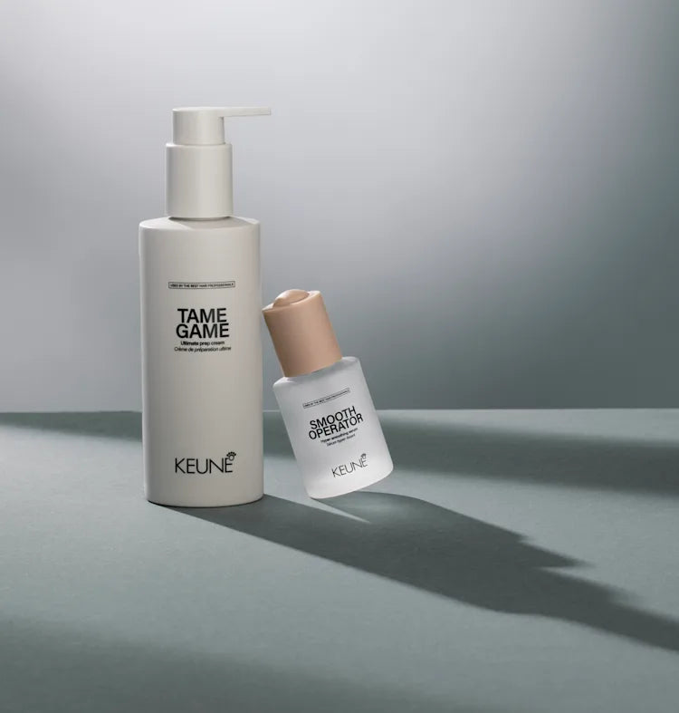 Peinado manejable y pulido logrado con crema anti-frizz y protección térmica
