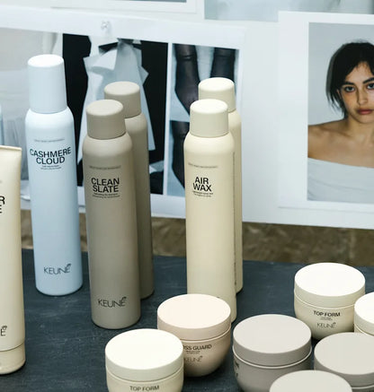 Peinado con acabado natural y brillo saludable conseguido con espuma ligera Cashmere Cloud de Keune en Olashop