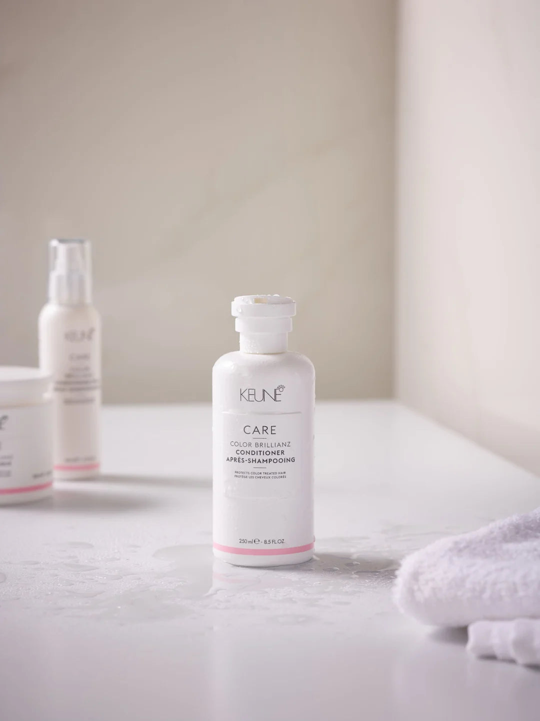 Acondicionador con filtros UVA y UVB para proteger el color del cabello de los daños solares.