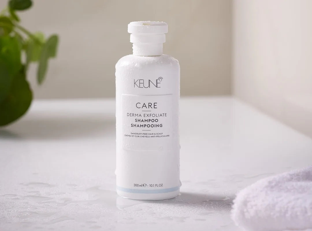 Cabello limpio y libre de caspa con el champú exfoliante Derma Exfoliate