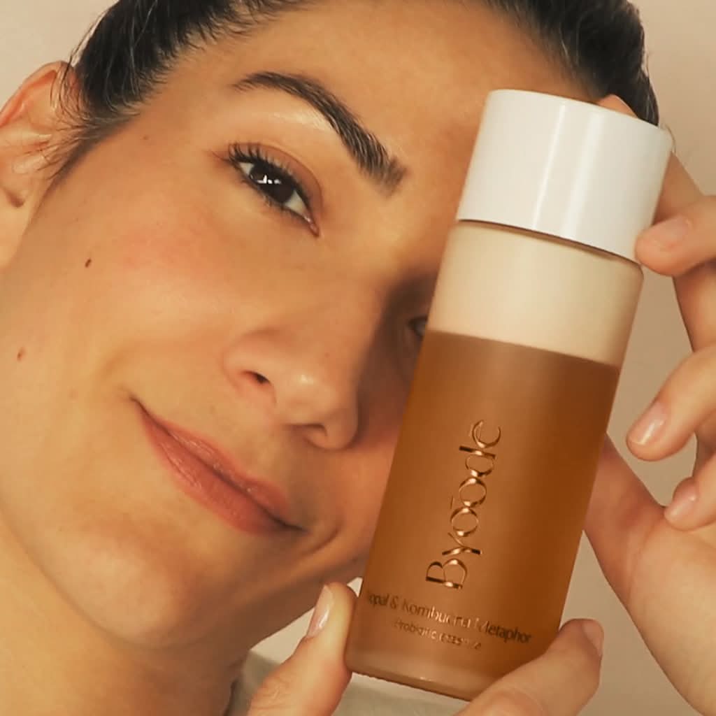 Equilibrio y protección con esencia facial bifásica