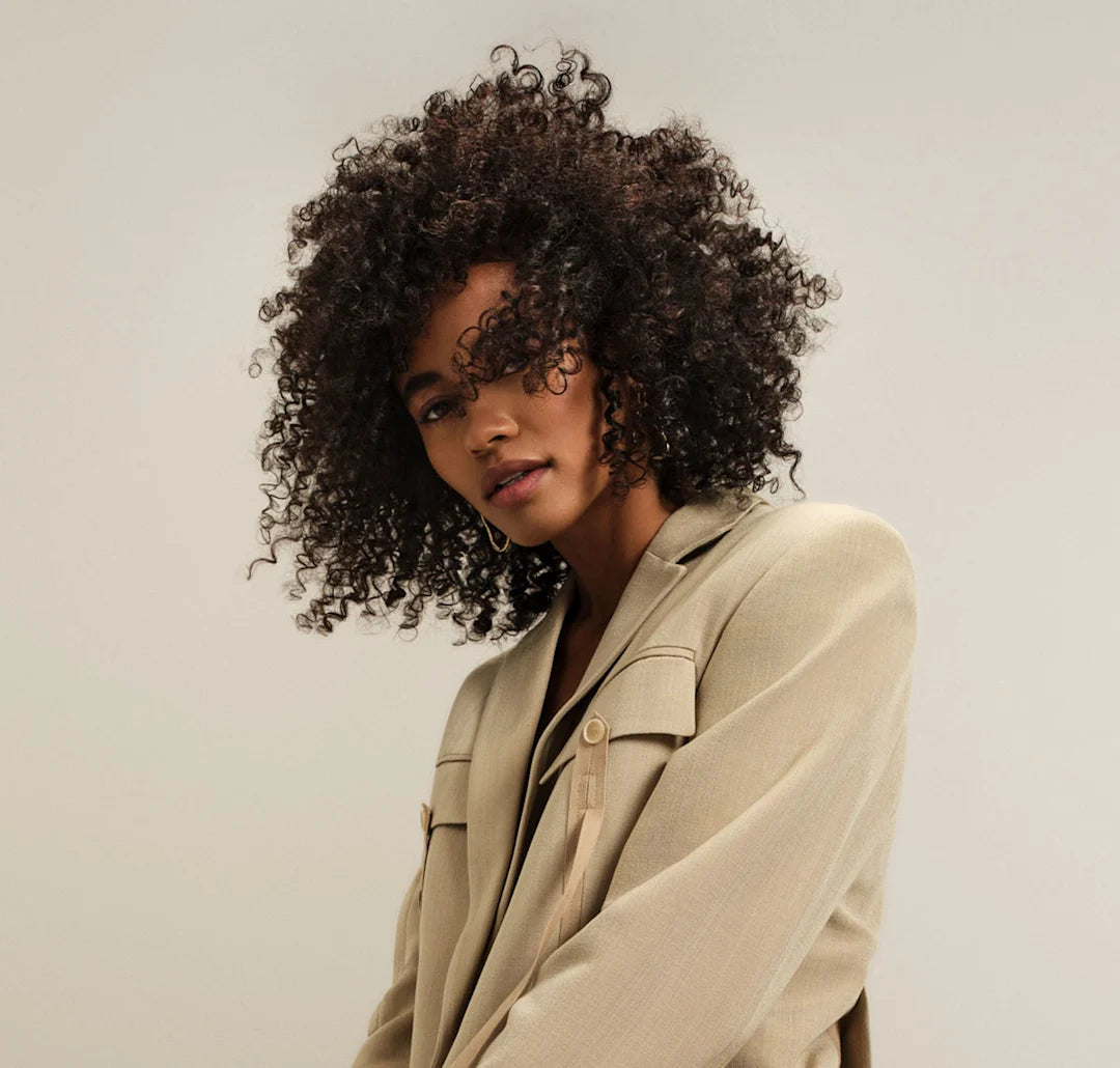 Rizos hidratados y definidos con el acondicionador antiencrespamiento Confident Curl.